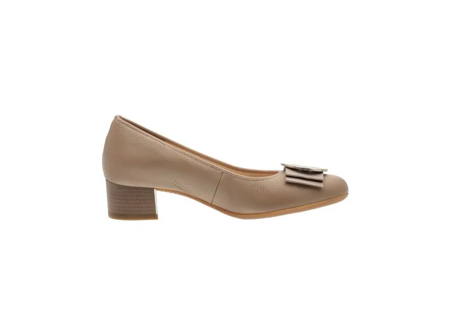 Ara Smooth Leather Wide-Fitting Pumps with Bow Ornament in Sand